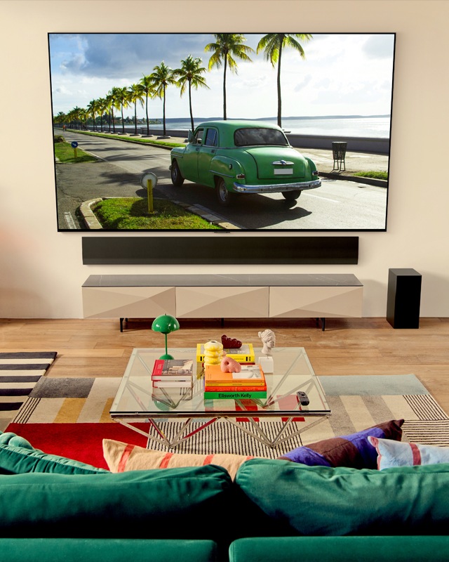 초록 소파와 인테리어 소품이 있는 거실과 LG 올레드 TV